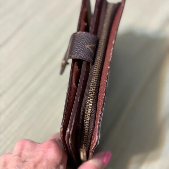 Louis Vuitton Brown and Gold Wallet with Iconic Monogram Design - Picture 12 of 15